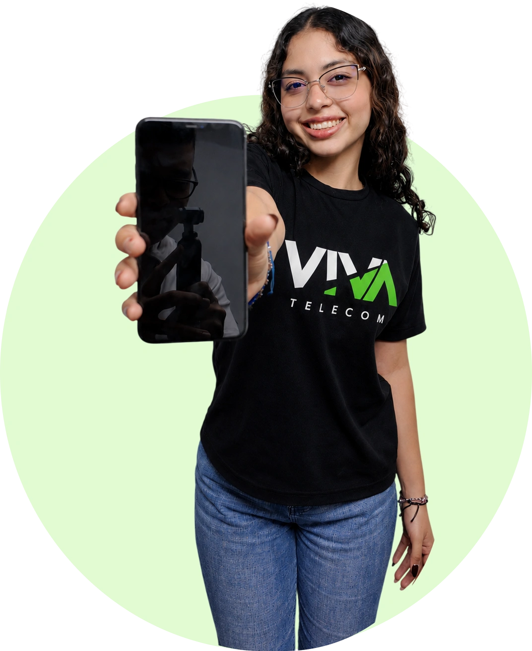 Asesora de Viva Wireless mostrando una tarjeta de regalo de hasta $800